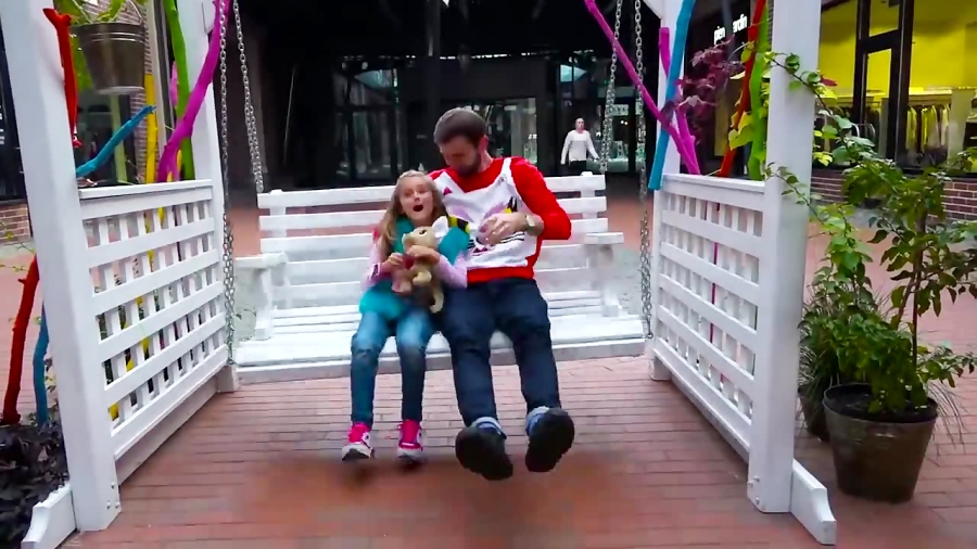 اسباب بازی ها و خانواده مهربان - ساشا و بابا در مزرعه گوسفندها